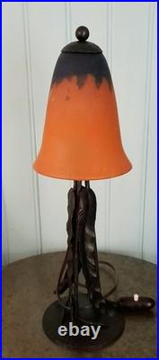 Lampe de table art déco en fer forgé et pâte de verre signée Daum