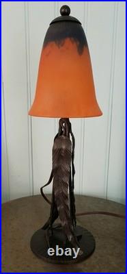 Lampe de table art déco en fer forgé et pâte de verre signée Daum