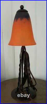 Lampe de table art déco en fer forgé et pâte de verre signée Daum