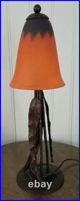 Lampe de table art déco en fer forgé et pâte de verre signée Daum