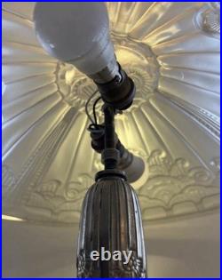 Lampe de table bronze Art Déco Hettier Vincent vasque verre pressé blanc EJG