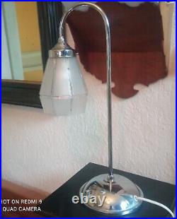 Lampe de table en acier chromé de style Art déco