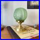 Lampe_de_table_globe_verre_art_deco_ancien_moule_vert_pied_en_laiton_LAMP_7685_01_pnt