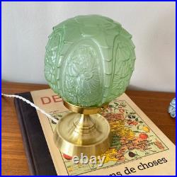 Lampe de table globe verre art déco ancien moulé vert pied en laiton LAMP-7685