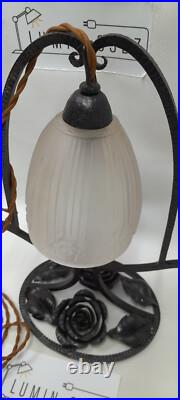 Lampe en Fer Forgé Art Déco Martelé Décor Roses et Feuillage Verre Pressé Moulé