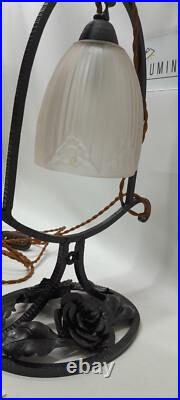 Lampe en Fer Forgé Art Déco Martelé Décor Roses et Feuillage Verre Pressé Moulé