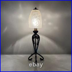 Lampe en fer forgé et verre pressé depoli Art Deco décor vigne