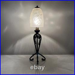 Lampe en fer forgé et verre pressé depoli Art Deco décor vigne