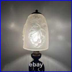 Lampe en fer forgé et verre pressé depoli Art Deco décor vigne