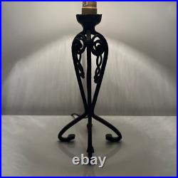 Lampe en fer forgé et verre pressé depoli Art Deco décor vigne