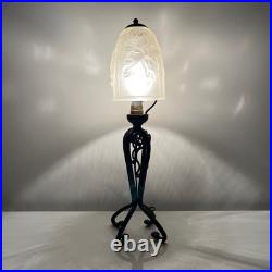 Lampe en fer forgé et verre pressé depoli Art Deco décor vigne