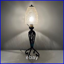 Lampe en fer forgé et verre pressé depoli Art Deco décor vigne