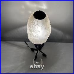 Lampe en fer forgé et verre pressé depoli Art Deco décor vigne