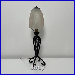 Lampe en fer forgé et verre pressé depoli Art Deco décor vigne