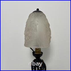 Lampe en fer forgé et verre pressé depoli Art Deco décor vigne