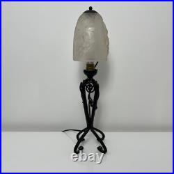 Lampe en fer forgé et verre pressé depoli Art Deco décor vigne
