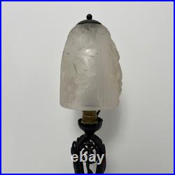 Lampe en fer forgé et verre pressé depoli Art Deco décor vigne