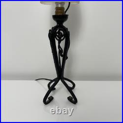 Lampe en fer forgé et verre pressé depoli Art Deco décor vigne