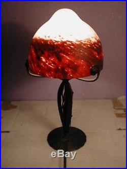 Lampe en fer forgé martelé Art déco Hauteur 31 cm obus en pâte de verre
