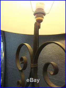 Lampe en fer forgé sur un socle en métal Hauteur 94 cm