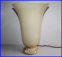 Lampe époque Art Déco en opaline forme vase hauteur 37.5 cm