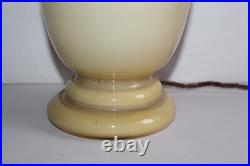 Lampe époque Art Déco en opaline forme vase hauteur 37.5 cm