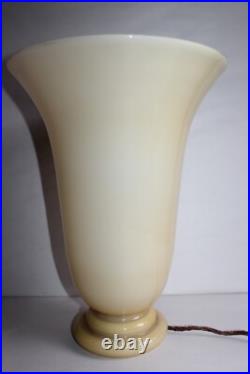 Lampe époque Art Déco en opaline forme vase hauteur 37.5 cm