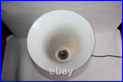 Lampe époque Art Déco en opaline forme vase hauteur 37.5 cm