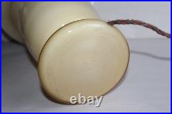 Lampe époque Art Déco en opaline forme vase hauteur 37.5 cm