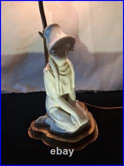 Lampe jeune Dame agenouillé porcelaine style Art déco luminaire années 40-50