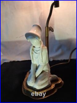Lampe jeune Dame agenouillé porcelaine style Art déco luminaire années 40-50