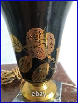 Lampe urne Art Deco signée A Ducobu, dinanderie de cuivre, modèle aux roses