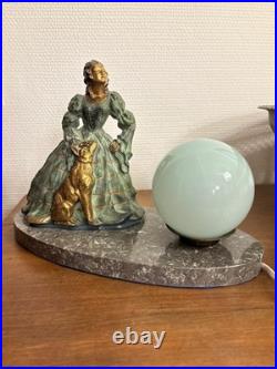 Lampe veilleuse en marbre et régule peint femme élégante et chien Art Déco
