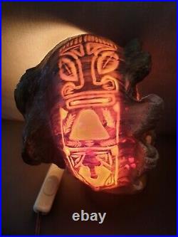 Magnifique et ancien Coquillage lampe Signée Tahiti et gravé d'un tiki