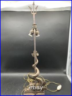 Magnifique pied de lampe sculptural vintage Dauphin en métal argenté Art Deco