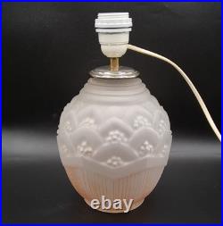 Pied de lampe en verre moulé dépoli teinté rose à décor géométrique Art Déco