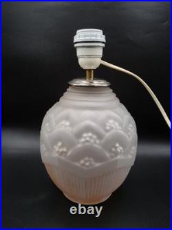 Pied de lampe en verre moulé dépoli teinté rose à décor géométrique Art Déco