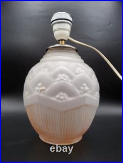 Pied de lampe en verre moulé dépoli teinté rose à décor géométrique Art Déco Pied de lampe en verre moulé dépoli teinté rose à décor géométrique Art Déco