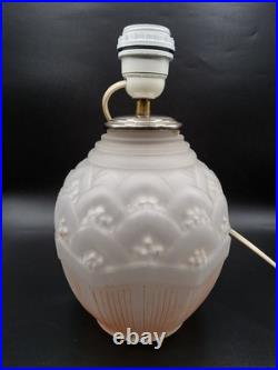 Pied de lampe en verre moulé dépoli teinté rose à décor géométrique Art Déco