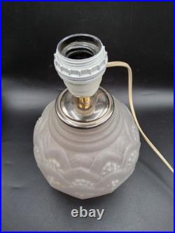 Pied de lampe en verre moulé dépoli teinté rose à décor géométrique Art Déco