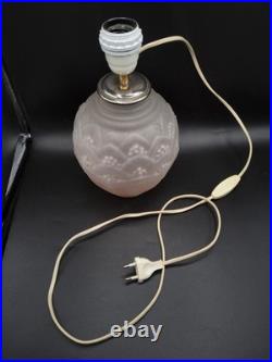 Pied de lampe en verre moulé dépoli teinté rose à décor géométrique Art Déco