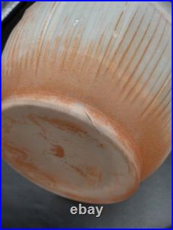 Pied de lampe en verre moulé dépoli teinté rose à décor géométrique Art Déco