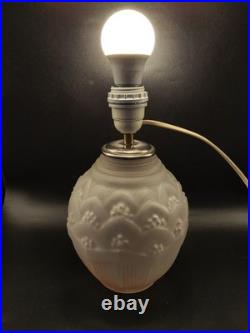 Pied de lampe en verre moulé dépoli teinté rose à décor géométrique Art Déco