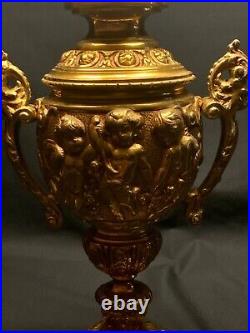 Pied de lampe style Napoléon III en bronze doré putti, tête de lion, socle onyx