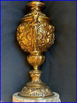Pied de lampe style Napoléon III en bronze doré putti, tête de lion, socle onyx