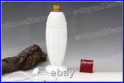 Rare pied de lampe Art Déco en opaline de Baccarat création Dunaime Lamp base