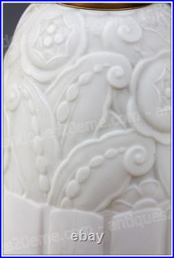 Rare pied de lampe Art Déco en opaline de Baccarat création Dunaime Lamp base