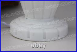 Rare pied de lampe Art Déco en opaline de Baccarat création Dunaime Lamp base