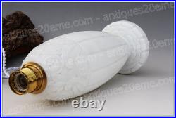 Rare pied de lampe Art Déco en opaline de Baccarat création Dunaime Lamp base
