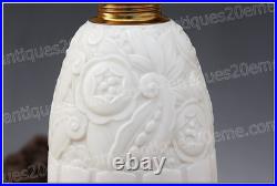 Rare pied de lampe Art Déco en opaline de Baccarat création Dunaime Lamp base